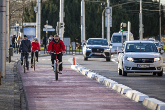 Cyklotrasa na Vajanského nábreží v Bratislave ohrozuje bezpečnosť cyklistov, dopravný analytik našiel viacero rizikových miest