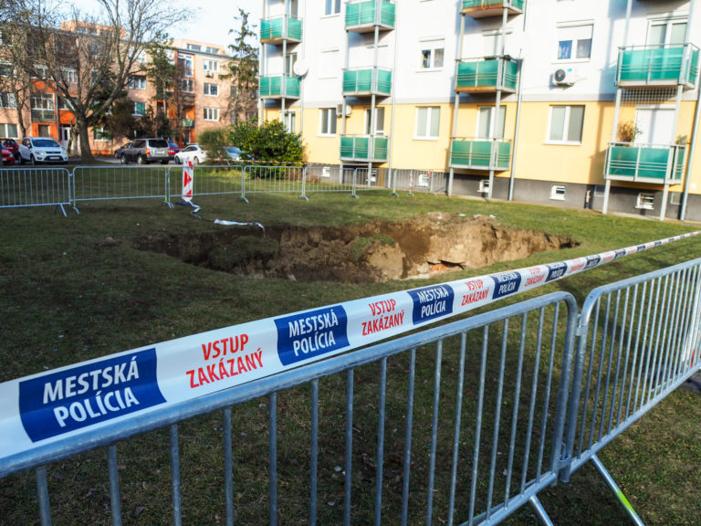 GALANTA: Jama na sídlisku Zornička