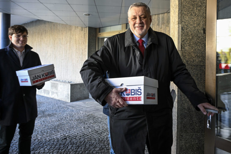 KUBIŠ: Odovzdal podpisy na kandidatúru prezidenta