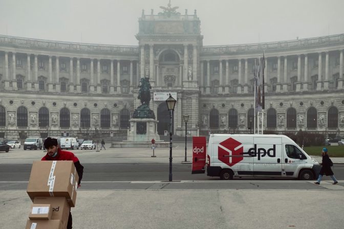 Vlna kritiky na sociálnych sieťach: Chatbot spoločnosti DPD nadal nielen zákazníkovi