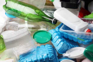 Tipy na zníženie používania plastov v našej kuchyni, 4 malé kroky pre veľkú zmenu
