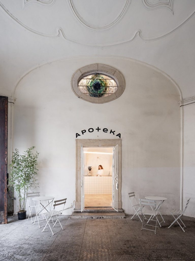 Kaviareň Apoteka, Esterházyho palác