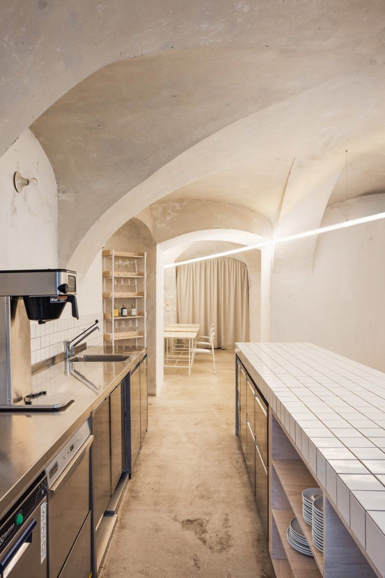 Kaviareň Apoteka, Esterházyho palác