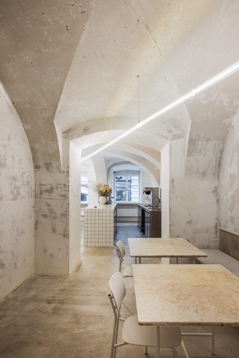 Kaviareň Apoteka, Esterházyho palác