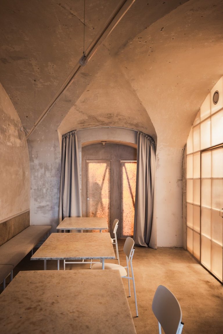 Kaviareň Apoteka, Esterházyho palác