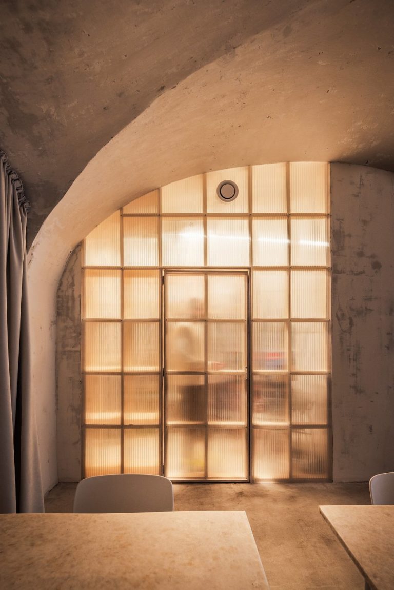 Kaviareň Apoteka, Esterházyho palác