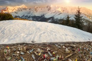 Himaláje sú zavalené odpadom po turistoch, tento projekt ponúka unikátne riešenie (video)