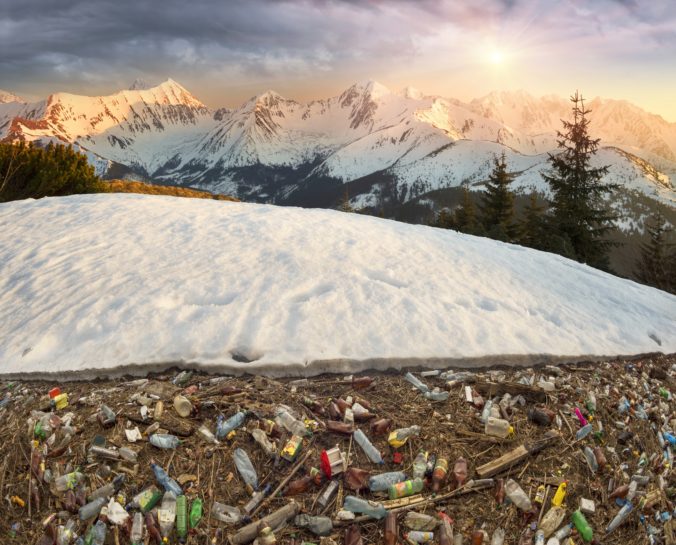 Himaláje sú zavalené odpadom po turistoch, tento projekt ponúka unikátne riešenie (video)