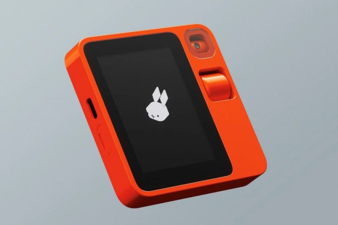 R1 – vreckový spoločník poháňaný AI. Nahradí v budúcnosti smartfóny?