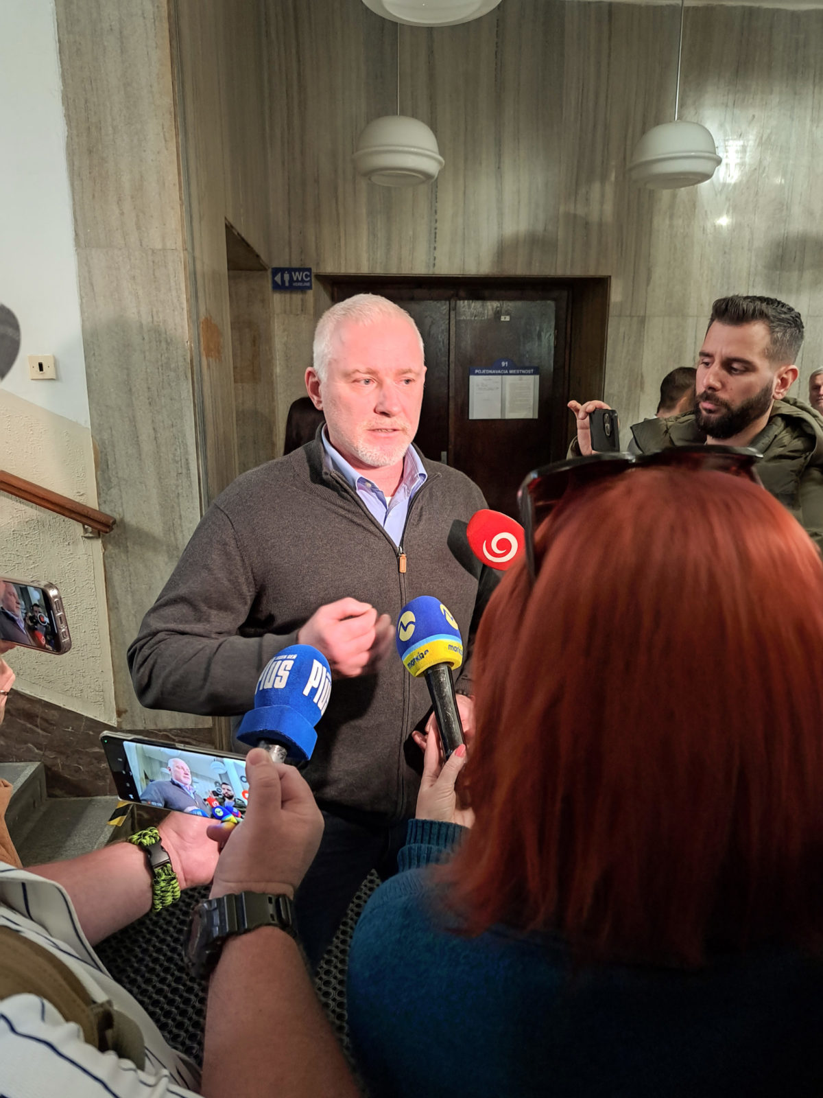 SÚDY: Kauza postrelenia policajnej kadetky