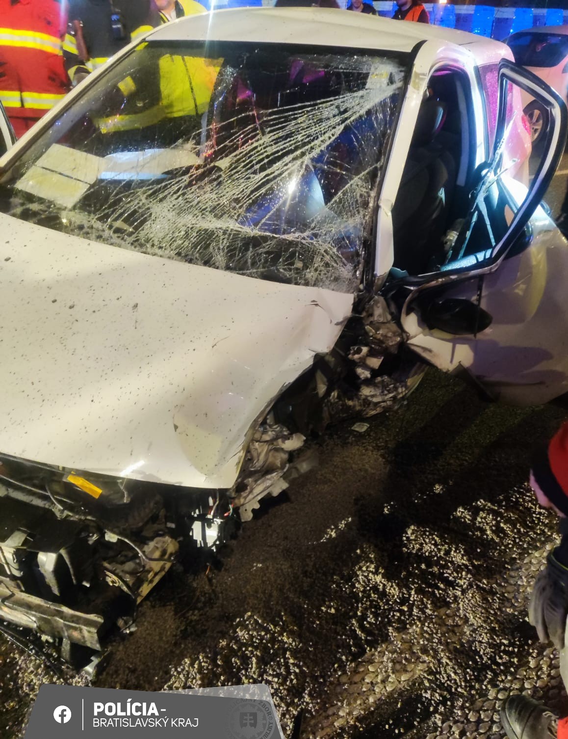 Auto, stĺp, nehoda