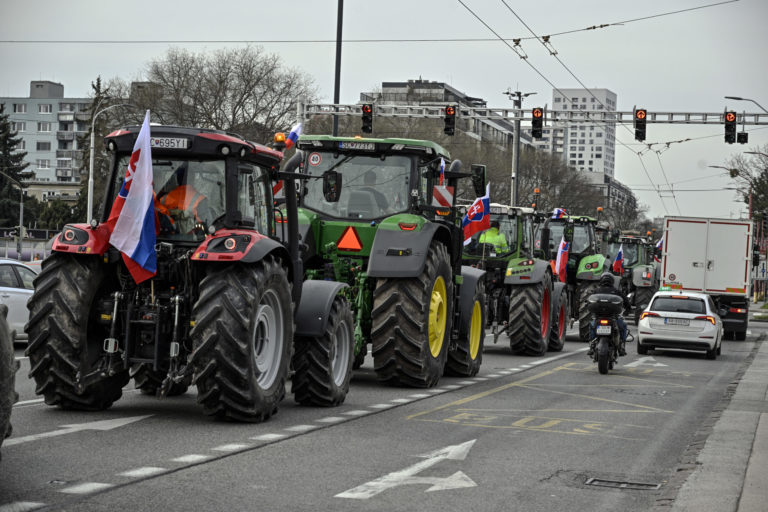 PROTEST: Traktorový protest farmárov v Bratislave