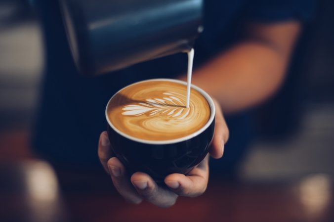 Je káva s mliekom prospešná alebo škodlivá?