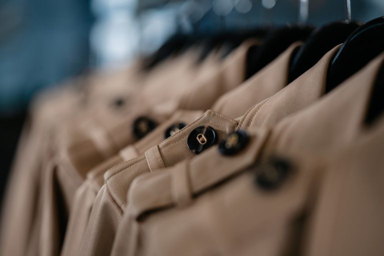 Špinavé tajomstvo módnych značiek: Viete, koľko odevov končí na skládke?