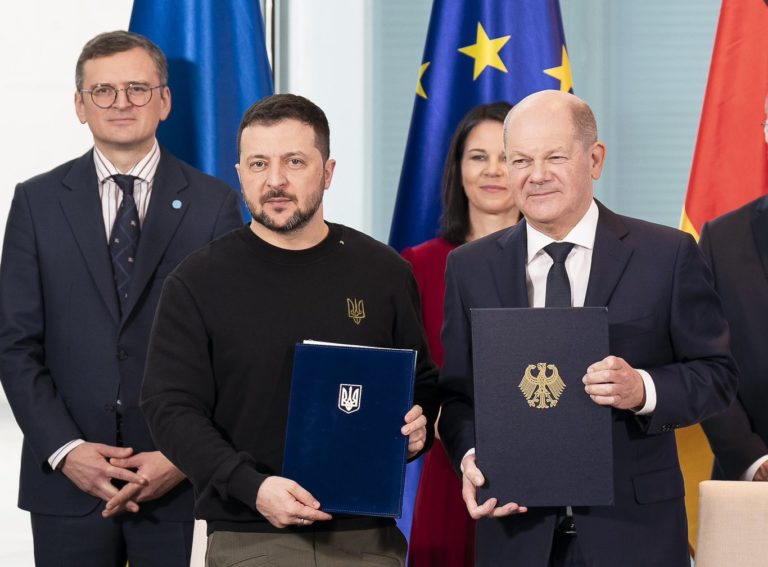 Nemecký kancelár Olaf Scholz a ukrajinský prezident Volodymyr Zelenskyj