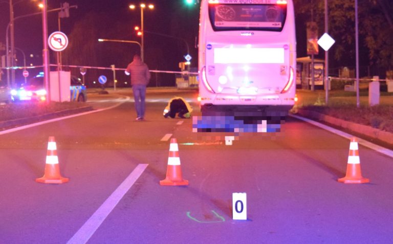 Tragická nehoda chodca a autobusu
