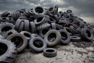 Recyklácia pneumatík pomocou metódy známej tisícročia. Riešenie budúcnosti?