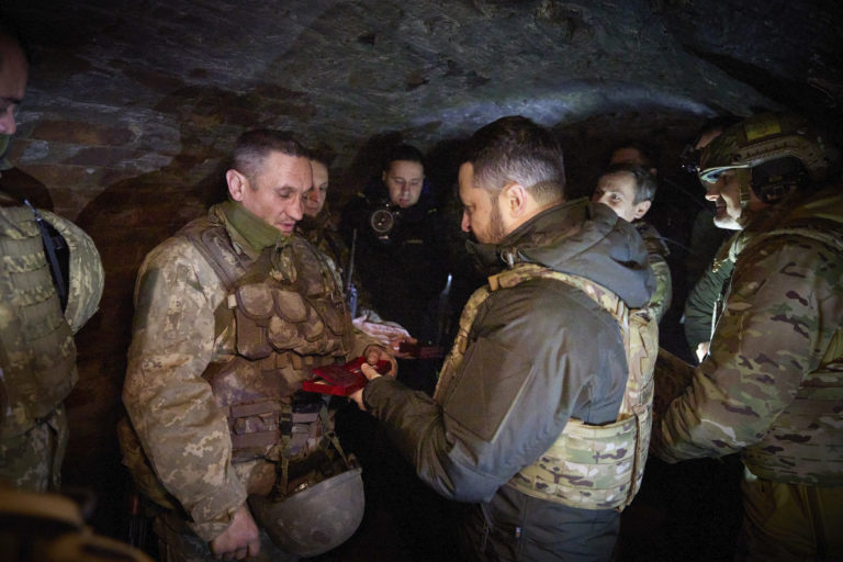 Zelenskyj navštívil vojakov na frontovej línii v Zaporižžskej oblasti