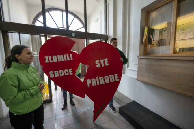 GREENPEACE: Foto aktivita „valentínka pre ministra“