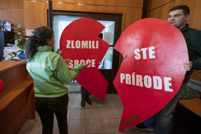 GREENPEACE: Foto aktivita „valentínka pre ministra“