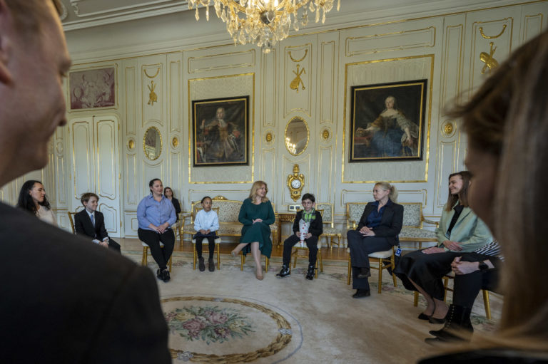 PREZIDENT: Prijatie jednorodičov