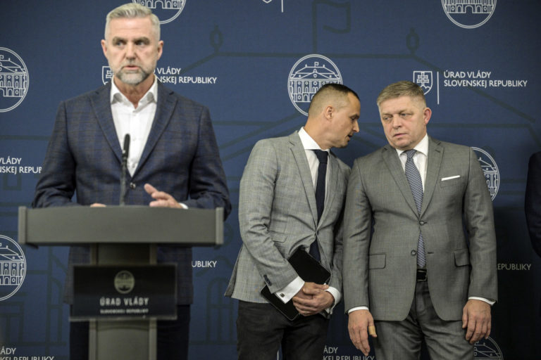 PREMIÉR: Otázky Ústavnému súdu SR
