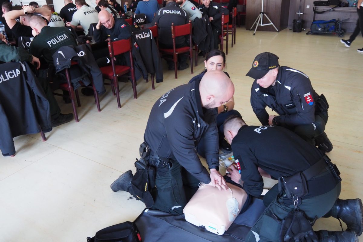TRNAVA: Policajti sa učili používať AED
