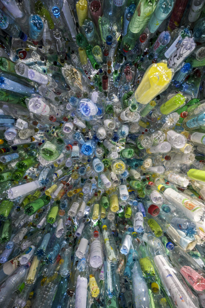 GREENPEACE: Plastová umelecká inštalácia