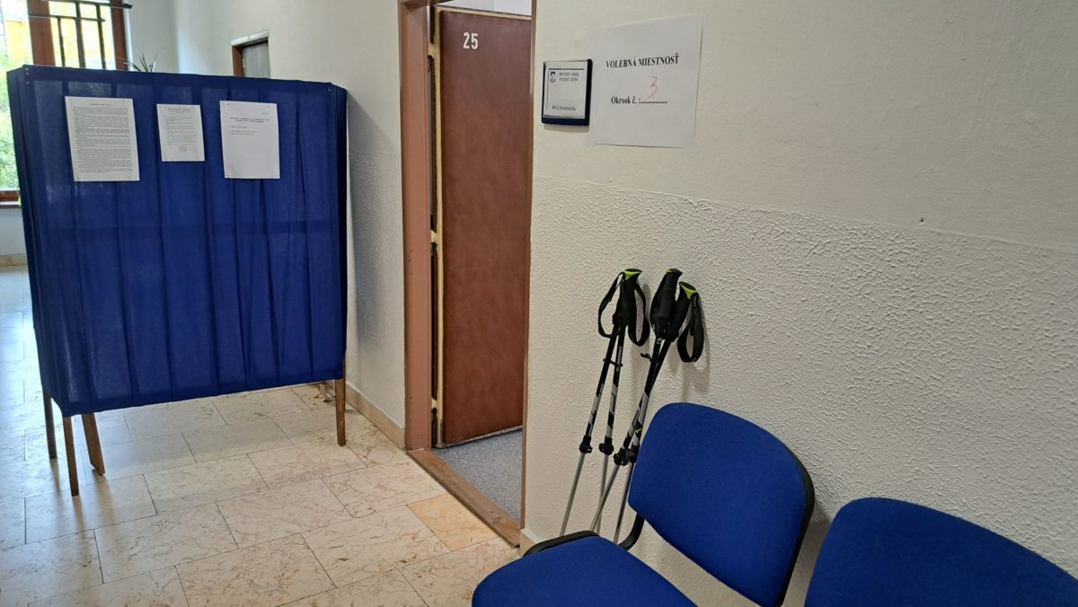 VOĽBY: Volebná miestnosť Starý Smokovec