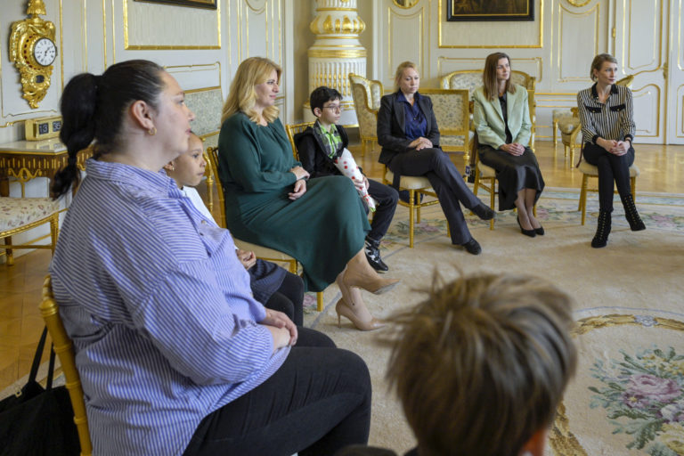 PREZIDENT: Prijatie jednorodičov