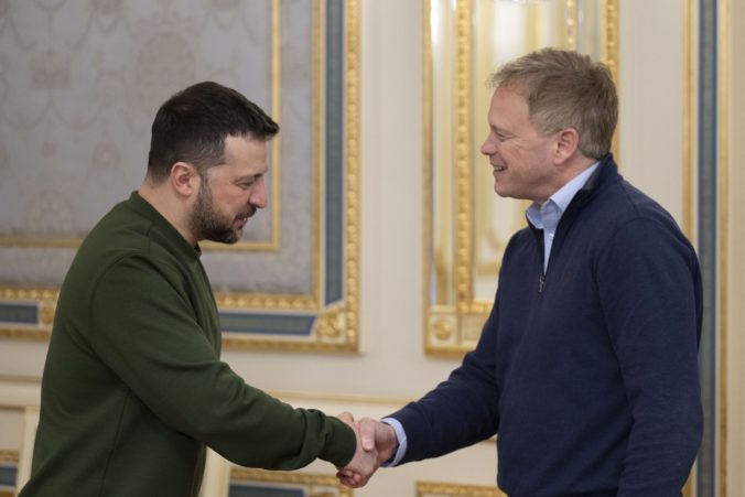 Ukrajinský prezident Volodymyr Zeleskyj a britský minister obrany Grant Shapps