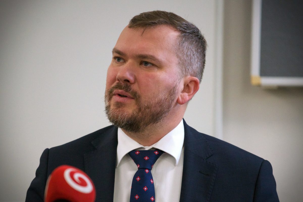 Sp&aacute;janie opozičn&yacute;ch str&aacute;n pred voľbami je falo&scaron;n&aacute; hra, KDH nebude podporovať program liber&aacute;lov alebo progres&iacute;vcov - SITA.sk