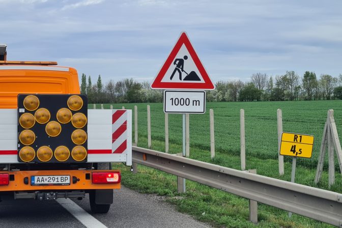 Opravy na ceste, cestári