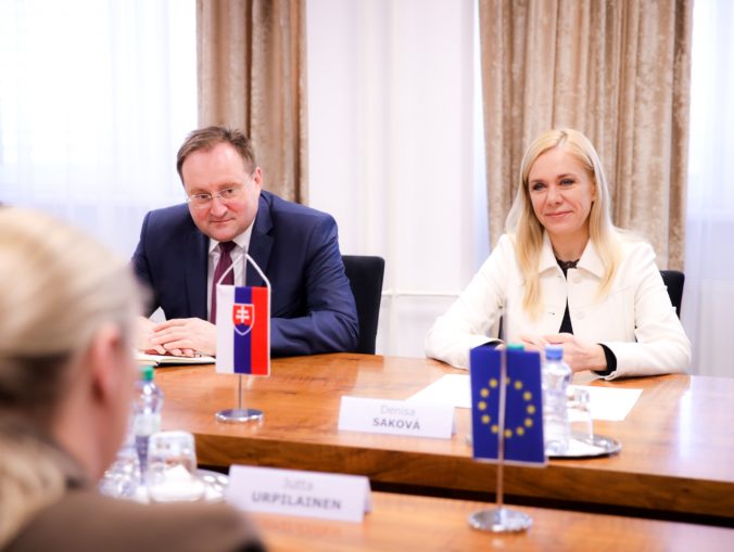 Slovenské firmy sa môžu zapojiť do medzinárodnej pomoci. Saková rokovala s eurokomisárkou pre medzinárodné partnerstvá (foto)