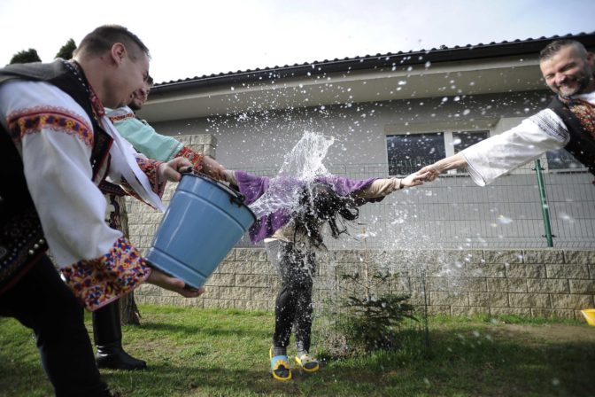 VEĽKÁ NOC: Oblievačka a šibačka