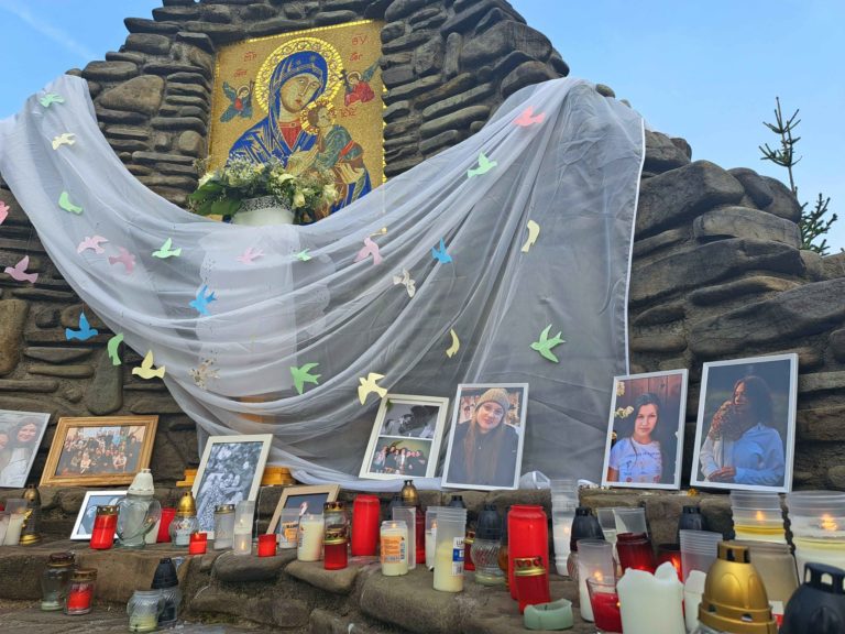 STARÁ ĽUBOVŇA: Pohreb dievčat po tragédii