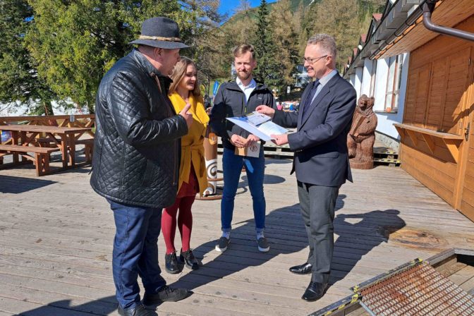 VYSOKÉ TATRY: Pamätná tabuľa na Alžbetu II.