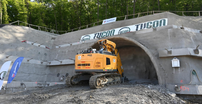 Pri Prešove začali raziť tunel Okruhliak, stovky robotníkov budú na ňom pracovať nepretržite (video+foto)