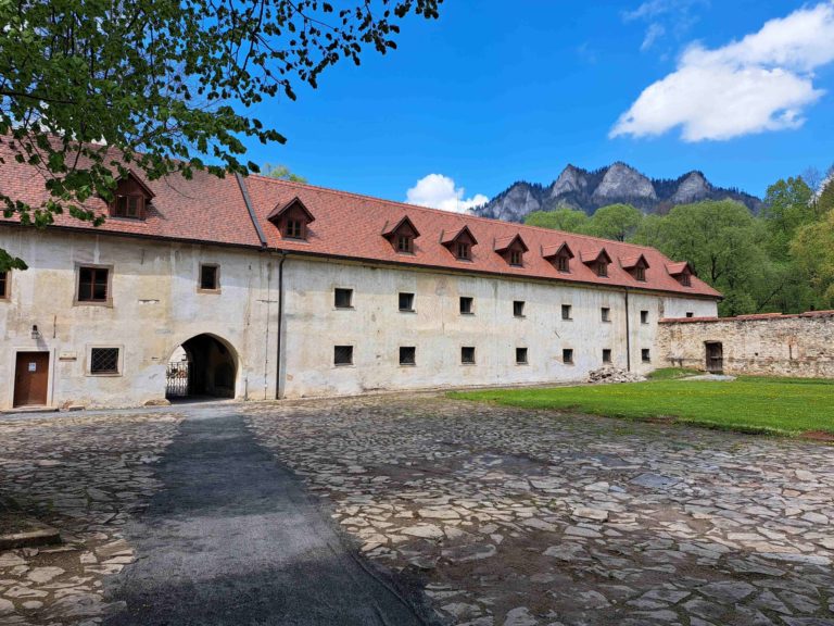ČERVENÝ KLÁŠTOR: Obnova kláštora kartuziánov
