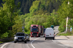 DOPRAVA: Záchytné siete na ceste pod Strečnom