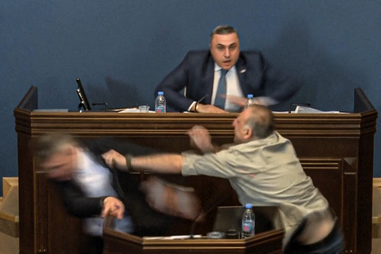Gruzínsko, parlament, bitka