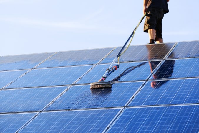 Čistenie solárnych panelov: Takto na to bezpečne a rýchlo