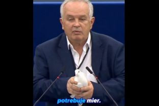 Miroslav Radačovský vypustil v europarlamente bielu holubicu