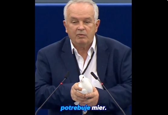 Miroslav Radačovský vypustil v europarlamente bielu holubicu