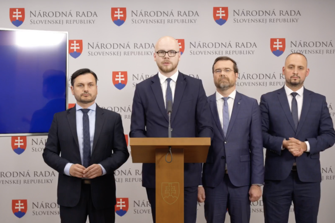 Tlačová beseda opozičných poslancov k odvolávaniu ministerky zdravotníctva Zuzany Dolinkovej