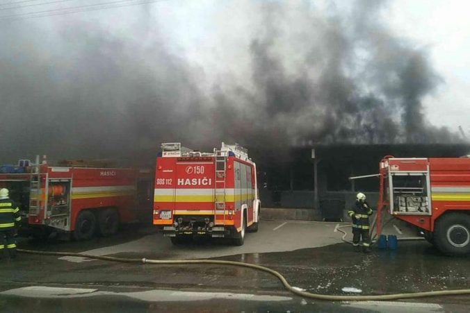 Hasiči zasahovali pri požiari pneuservisu a skladu pneumatík v Rimavskej Sobote, momentálne lokalizujú ohniská