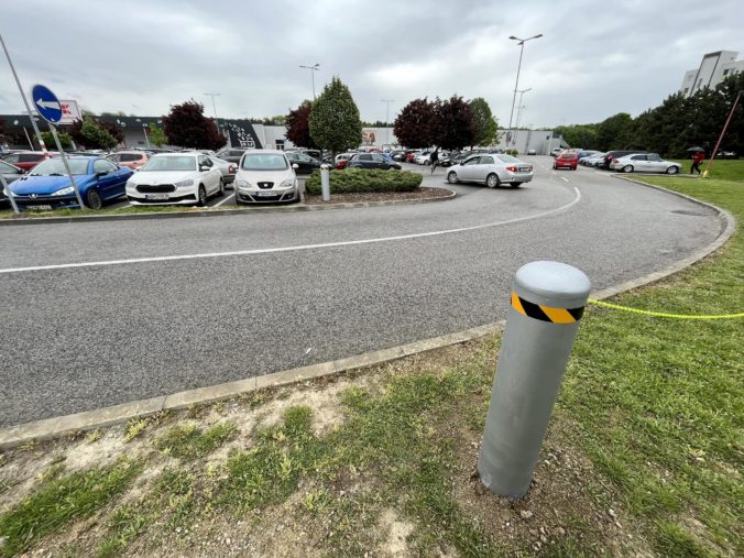 Spoplatnenie parkovania v Trnave zaplnilo parkoviská pred obchodmi reťazcov, tie o situácii rokujú s primátorom