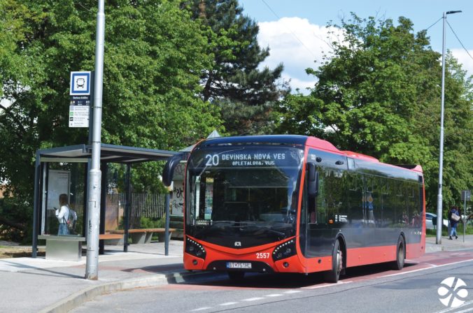 Dopravný podnik Bratislava vymenil už viac ako 200 prístreškov na zastávkach MHD (foto)