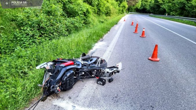 Tragická nehoda motorkára medzi obcami Topoľčianky a Skýcov.