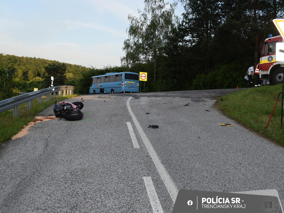 Nehoda, autobus, motorkár